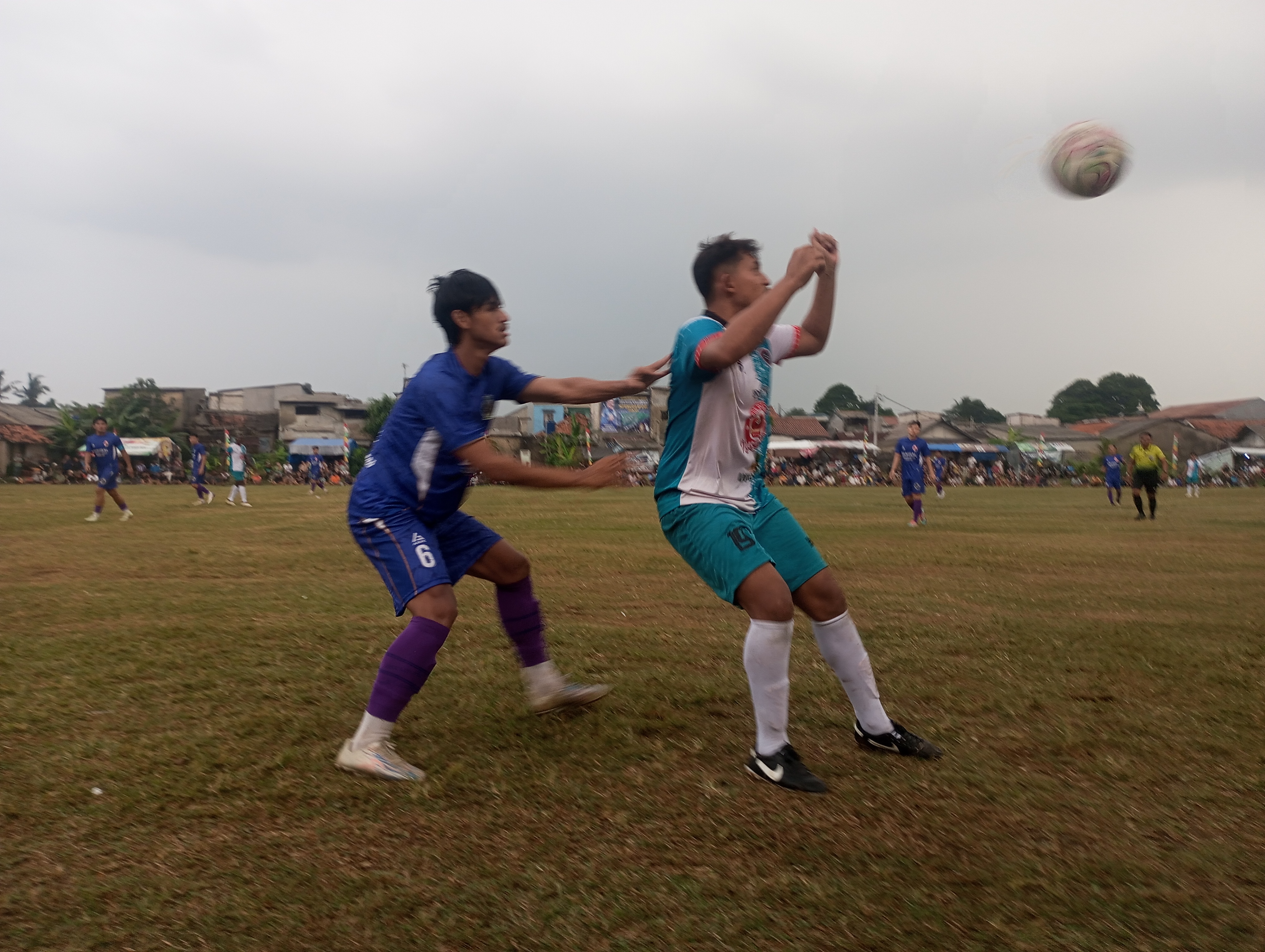 Bek Eros Ghausal FC, Risko (kiri) mengawal ketat penyerang DDS FC, Heriyansah pada laga Minggu (21/06/2026).(tangselpos.id).