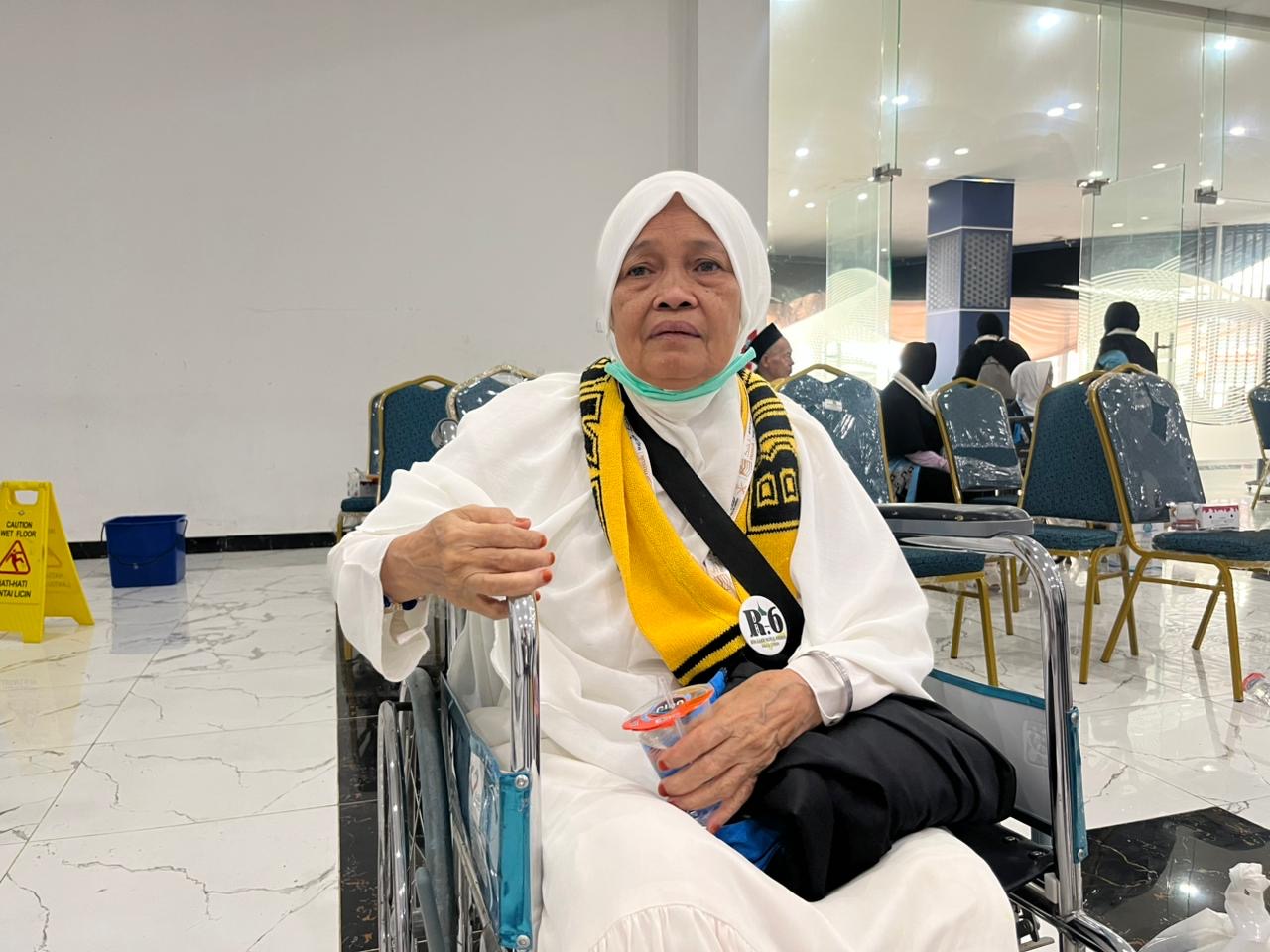 Nursiah baru saja pulang kembali ke Tanah Air pada Kloter 1 di Kota Tangerang usai menunaikan ibadah haji. ISTIMEWA