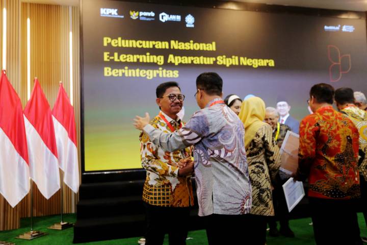 Wali Kota Tangerang, Sachrudin saat menghadiri acara tahap pertama peluncuran platform E-Learning Aparatur Sipil Negara (ASN) Berintegritas Yang dilakukan oleh Komisi Pemberantasan Korupsi (KPK) Republik Indonesia di Auditorium Lembaga Administrasi Negara (LAN) Jakarta, Rabu (17/6).