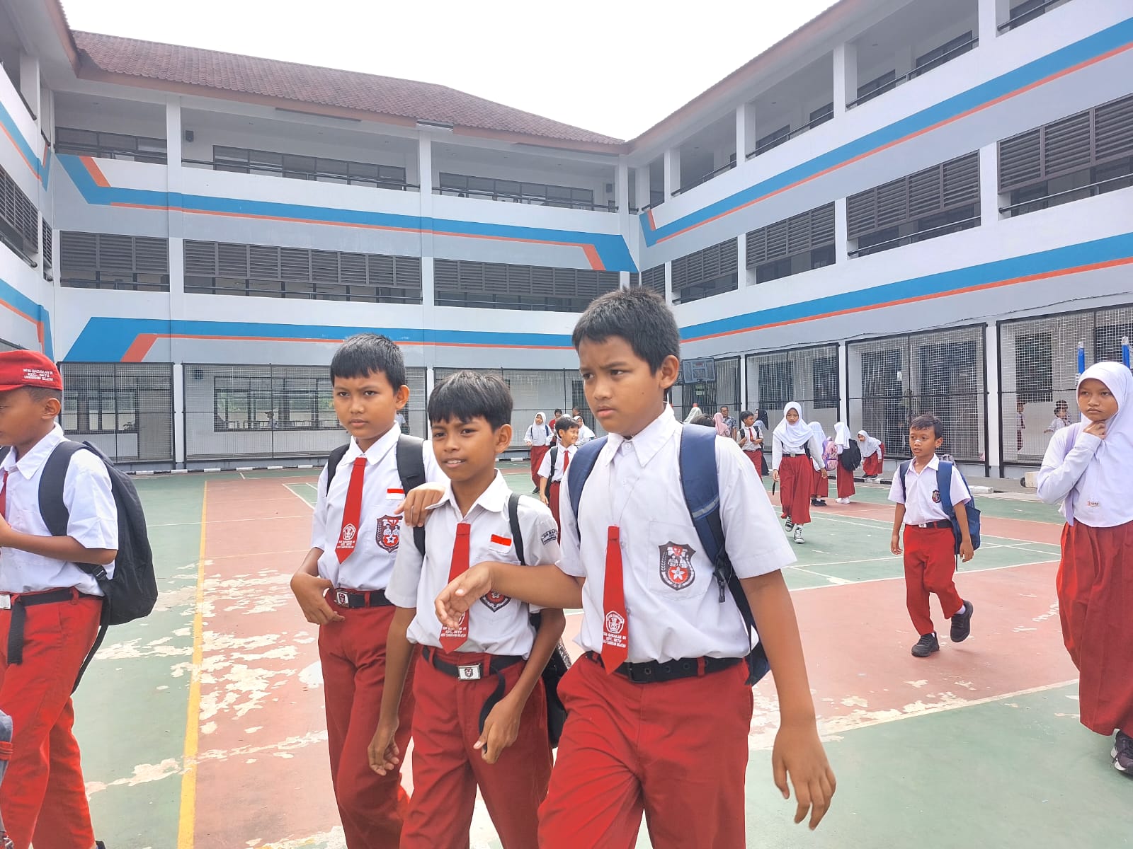 Potret siswa di SDN Babakan 1 ketika pulang sekolah. (tangselpos.id/rmn)