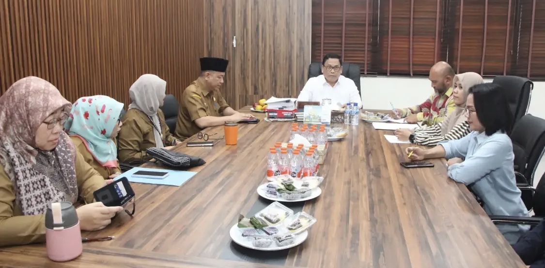 Pihak KPA Provinsi Banten, sedang melakukan rapat koordinasi dengan Wabup Lebak Amir Hamzah, di Ruang Kerja Wabup Lebak, Selasa (23/6). (DOK. PROKOPIM SETDA LEBAK)