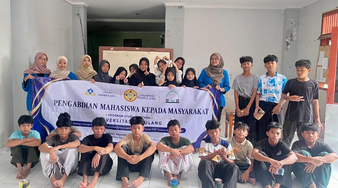 Momen foto bersama mahasiswa UNPAM dan anak-anak Yayasan Irtiqo Kebajikan usai kegiatan literasi keuangan di Ciputat Timur. (Dok. Mahasiswa UNPAM)