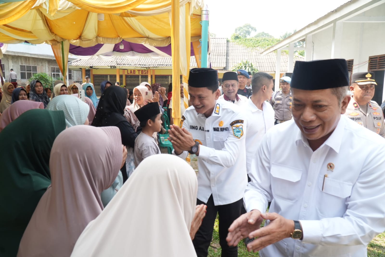 MENYALAMI WARGA. Menkop RI, Ferry Juliantono didampingi Wabup Pandeglang Iing Andri Supriadi bersama jajaran lainnya, sedang menyalami warga, saat berkunjung ke Yayasan Anwarul Hidayah, Kecamatan Menes, Kabupaten Pandeglang, Senin (29/6). (DOK. PROKOPIM SETDA PANDEGLANG)