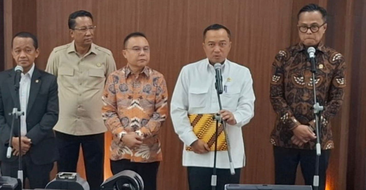 Mensesneg 0rasetyo Hadi (baju putih) saat konferensi pers di Gedung Danantara Senin (8/6/2026). Foto : Ist