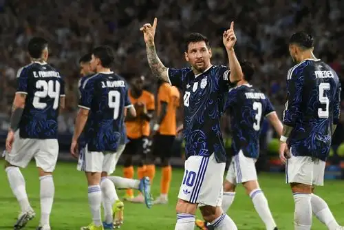 Selebrasi Messi usai mencetak gol ke gawang Yordania. Foto : Ist