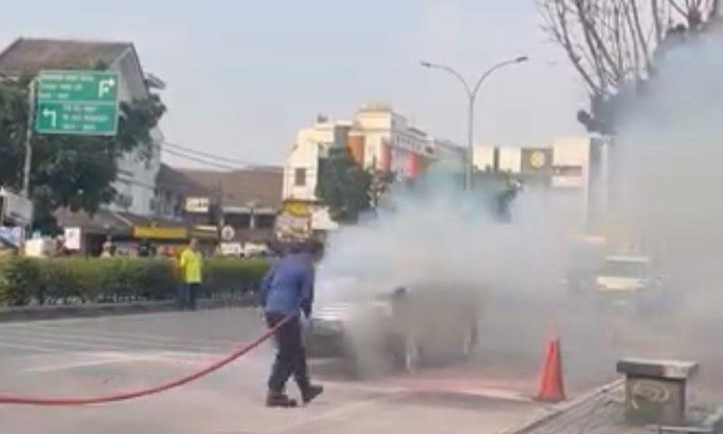 Mobil terbakar di Pamulang, beruntung petugas langsung padamkan mobil yang terbakar di jalan tersebut