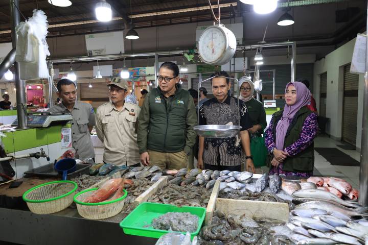 Kepala Dinas Ketahanan Pangan (DKP) Kota Tangerang, Muhdorun (tiga kanan) bersama Deputi Bidang Penganekaragaman Konsumsi dan Keamanan Pangan, Bapanas, Andriko Noto Susanto (tiga kiri) beserta jajaran melakukan pengecekan langsung bahan pangan di Fresh Market Green Lake City, Kelurahan Ketapang, Kecamatan Cipondoh, Kota Tangerang, Kamis (4/6).
