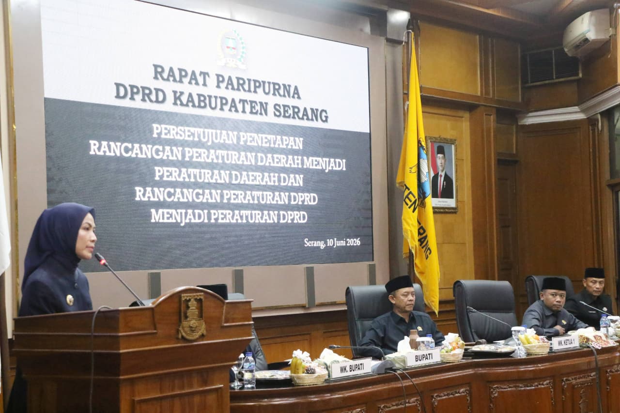 Bupati Serang Ratu Rachmatuzakiyah, menghadiri Rapat Paripurna Persetujuan Penetapan Rancangan Peraturan Daerah menjadi Peraturan Daerah dan Rancangan Peraturan DPRD menjadi Peraturan DPRD di Gedung dewan setempat pada Rabu (10/6). HUMAS PEMKAB SERANG