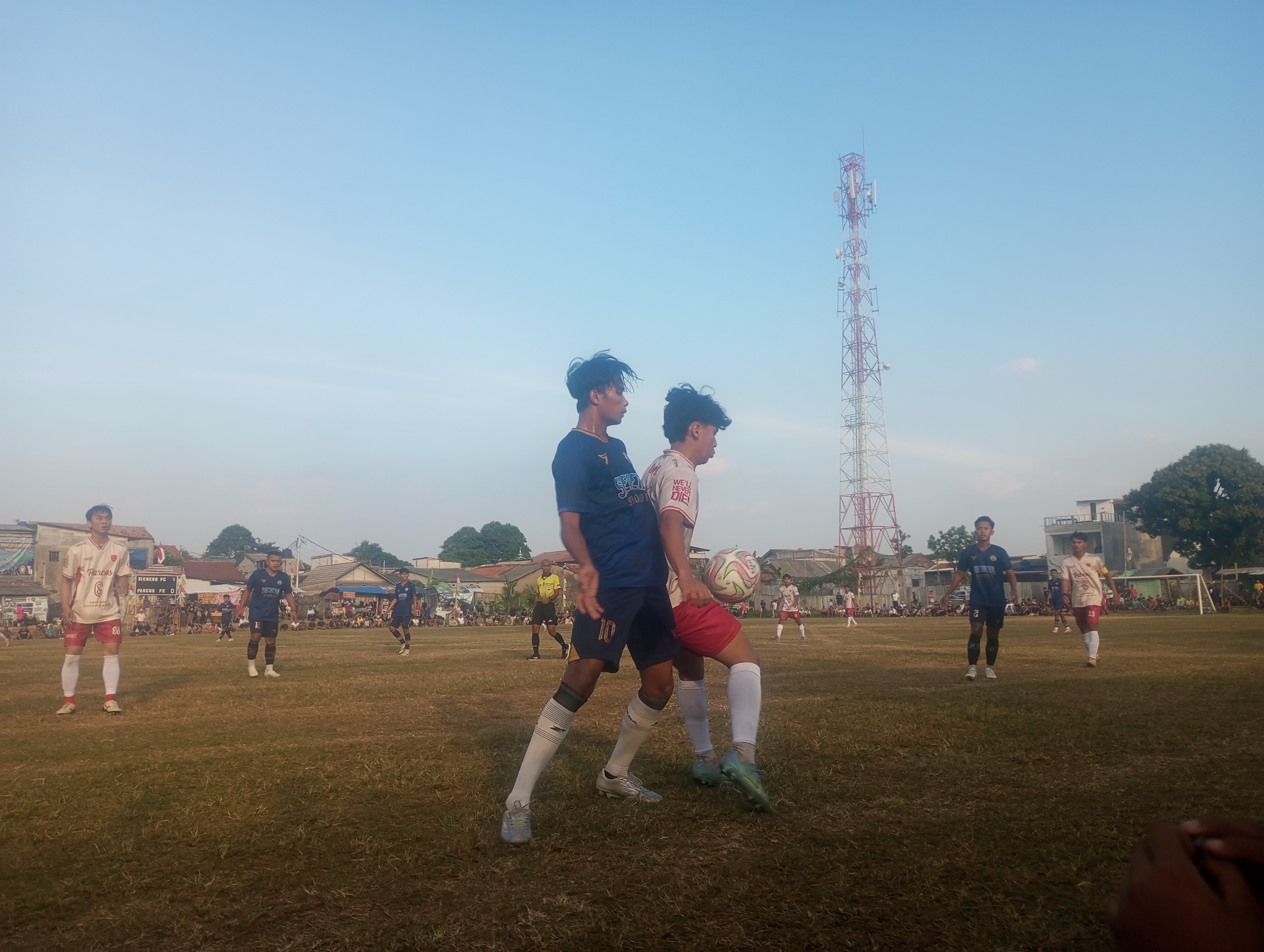 Bek Si Eneng FC, Arif (kiri) menjaga ketat pemain Parcos FC pada pertandingan, Minggu (14/06/2026).(tangselpos.id).