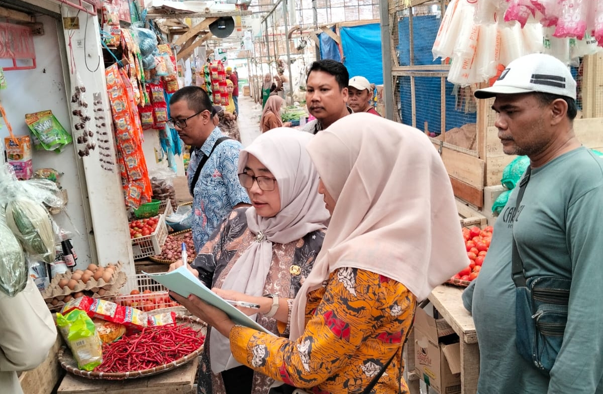 Kepala Bidang Perdagangan pada Diskoumperindag Kabupaten Serang Titi Purwitasari bersama tim, memantau harga kebutuhan bahan pokok pasca Iduladha, di Pasar Baros, Kecamatan Baros, Selasa (2/6). HUMAS PEMKAB SERANG