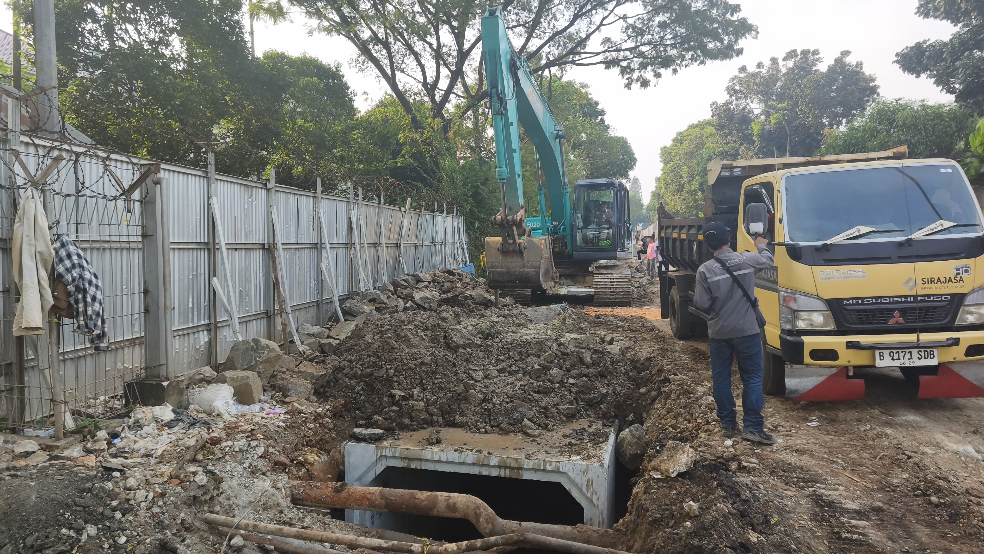Aktivitas pembangunan drainase masih terus berlangsung di Jalan Letnan Sutopo BSD. Proyek yang bertujuan meningkatkan kapasitas saluran air ini kini telah memasuki tahap akhir pengerjaan dan ditargetkan segera rampung dalam waktu dekat. Foto : Ist
