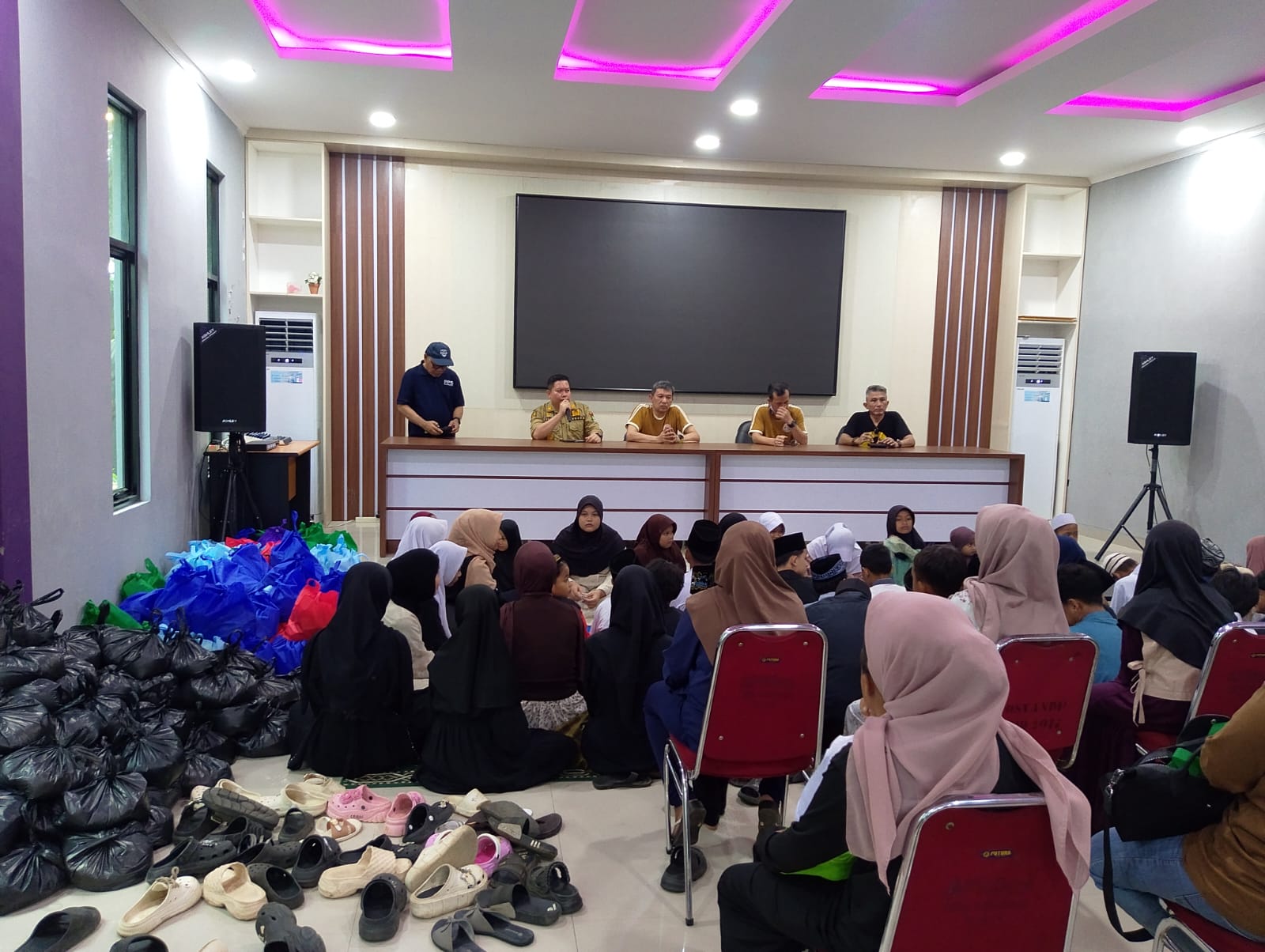 Pemerintah Desa Dangdang dengan perwakilan Alumni SMA Negeri 1 Jakarta menyalurkan bantuan sosial kepada 100 anak yatim, Selasa (16/6/2026). (Ist)