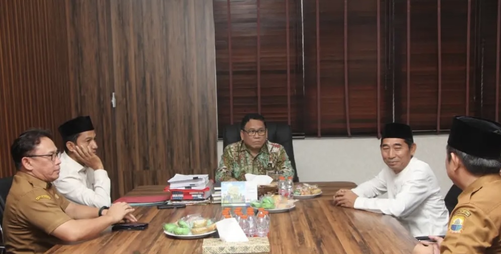 Wabup Lebak Amir Hamzah, sedang melakukan rapat pembahasan program Santri Rakyat bersama pihak FSPP Kabupaten Lebak, di Ruang Kerja Wakil Bupati Lebak, Senin (8/6). (DOK. PROKOPIM SETDA LEBAK)