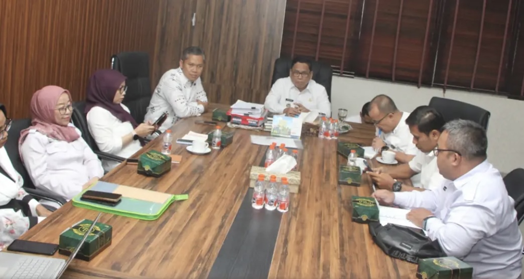 Wabup Amir Hamzah sedang memberikan arahan, saat melakukan kegiatan FGD Penanganan Kasus Kekerasan Perempuan dan Anak di Kabupaten Lebak, di Ruang Kerja Wakil Bupati Lebak, Rabu (3/6). (DOK. PROKOPIM SETDA LEBAK)
