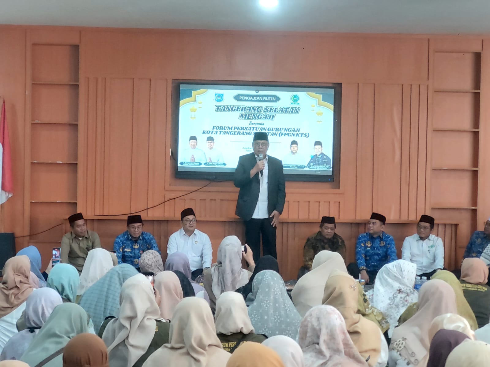Wali Kota Tangsel, Benyamin Davnie saat menyampaikan pesannya dalam acara Tangerang Selatan Mengaji di Kecamatan Setu.