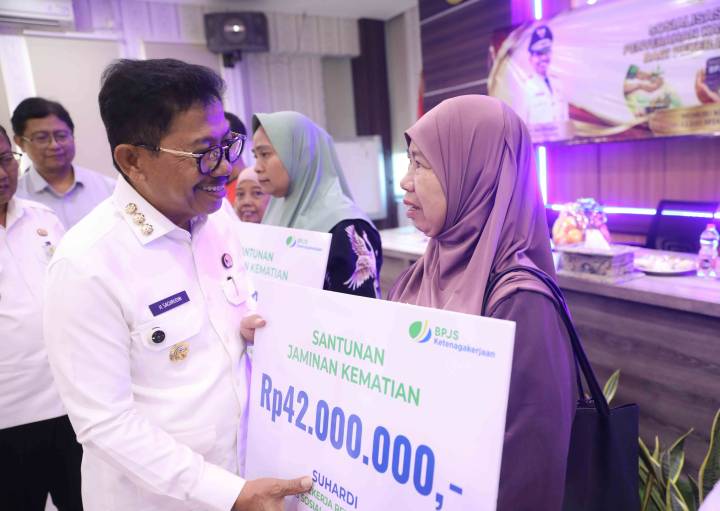 Wali Kota Tangerang, Sachrudin, turut turun langsung menyerahkan kartu kepesertaan BPJS Ketenagakerjaan kepada penerima manfaat.
