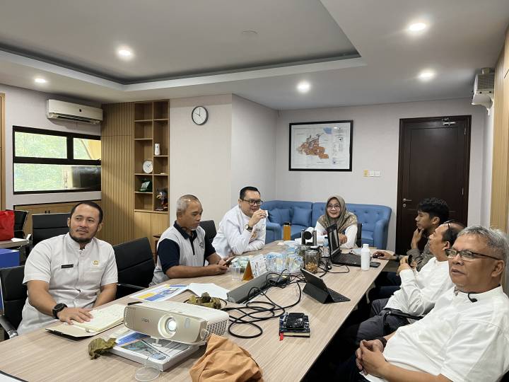 Suasana rapat perencanaan pembangunan Sky Bridge Stasiun Batuceper di Ruang Rapat Bappeda, Pusat Pemerintah (Puspem) Kota Tangerang, Senin (15/6).