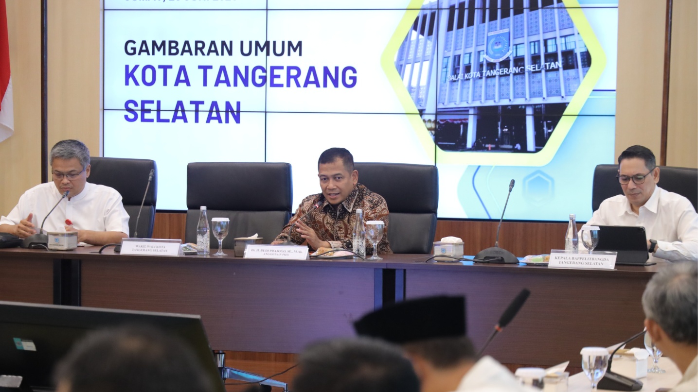 RESES DEWAN. Paparan Anggota Komisi V DPRD Provinsi Banten, Budi Prajogo dalam agenda reses di Pemkot Tangsel.