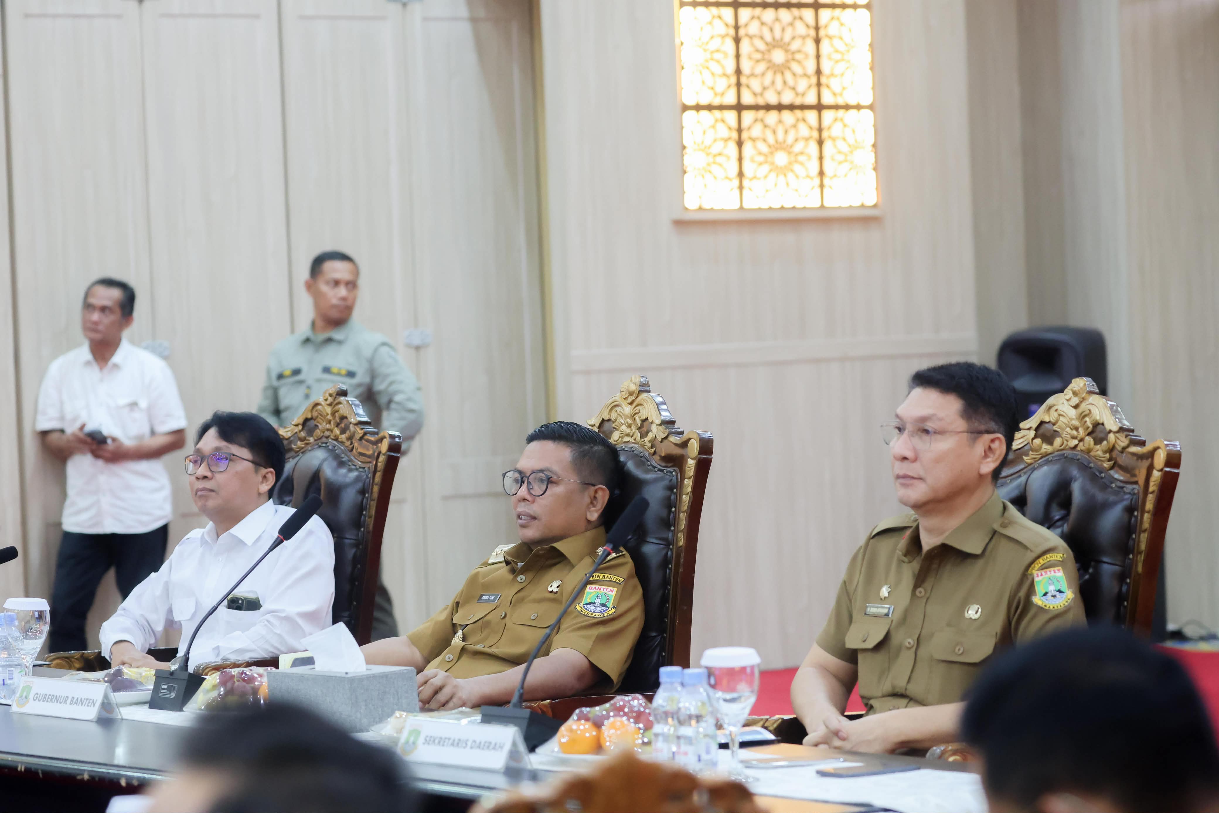 Gubernur Banten Andra Soni mengikuti telekonferensi peresmian jalan daerah tahun anggaran 2025 hasil pelaksanaan Instruksi Presiden (Inpres) Nomor 11 Tahun 2025 dari Kabupaten Sampang, Jawa Timur, Selasa (23/6). BIRO ADPIM PEMPROV BANTEN