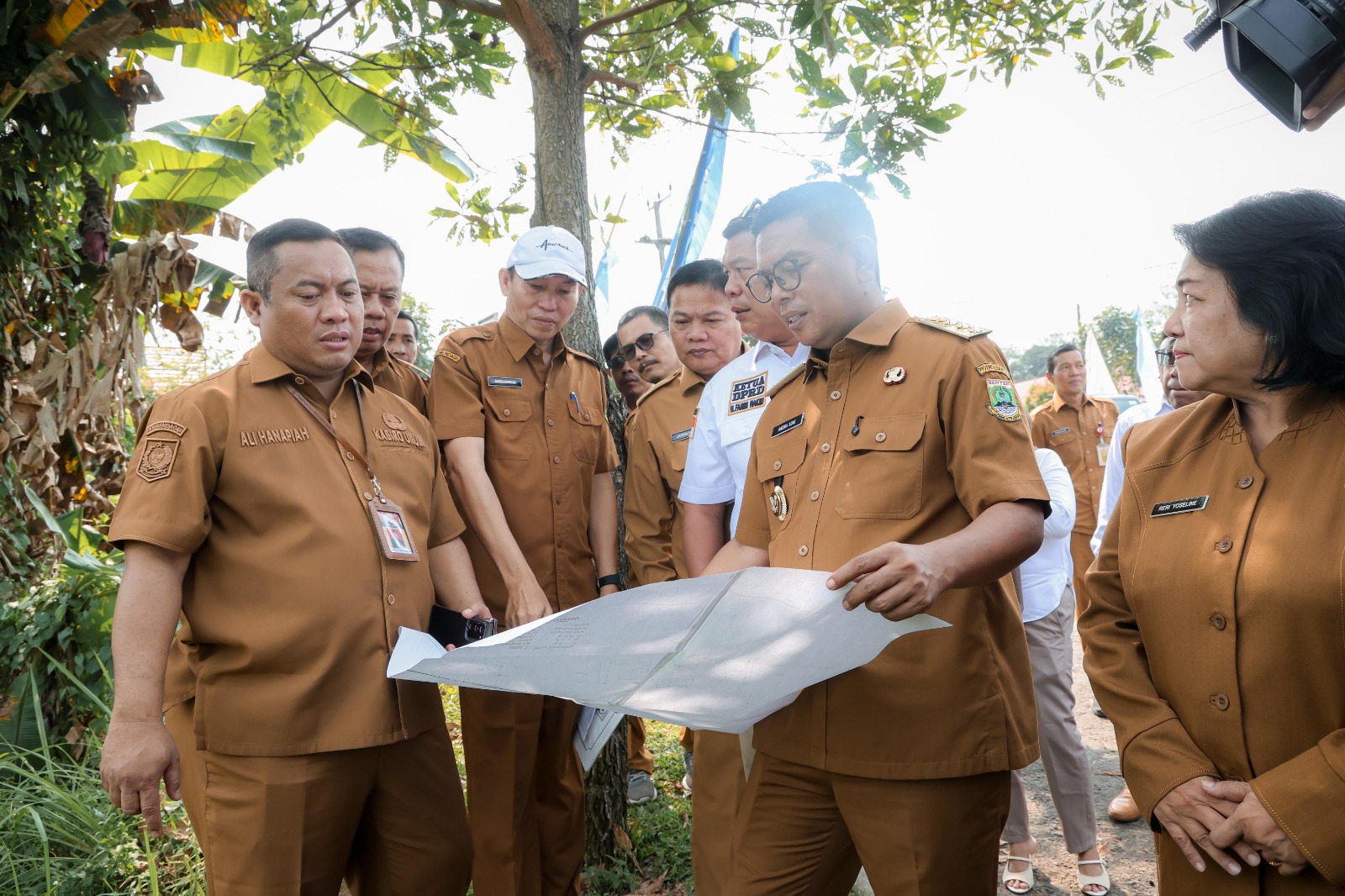 TINJAU SEKOLAH. Gubernur Banten Andra Soni saat meninjau SMAN 3 Rangkasbitung, Jalan Letnan Muharam, Muara Ciujung Baru, Rangkasbitung, Kabupaten Lebak, Senin (22/6). BIRO ADPIM PEMPROV BANTEN