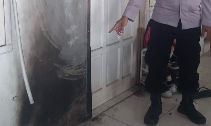 Polisi olah TKP di Kelurahan Rengas, Kecamatan Ciputat Timur, Kota Tangsel, mengalami luka bakar serius setelah tubuhnya tersambar api saat hendak membakar sate.