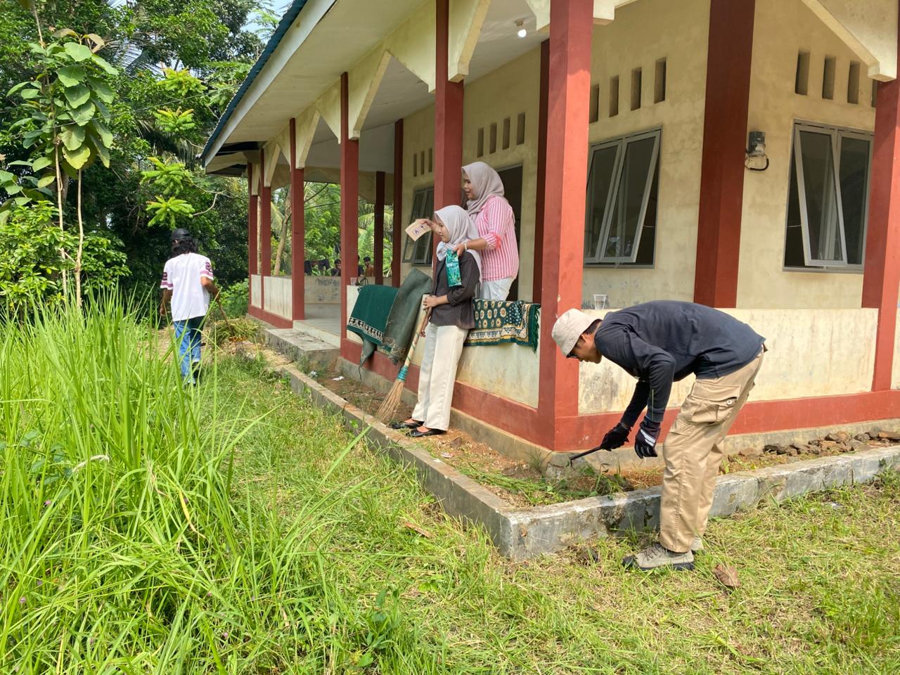 Dalam rangka memperingati Hari Lingkungan Hidup Sedunia, mahasiswa semester 2 Program Studi (Prodi) Ilmu Pemerintahan (IP) STISIP Banten Raya, Selasa (9/6/2026) melaksanakan aksi bersih-bersih lingkungan kampus dan musala.(Istimewa)