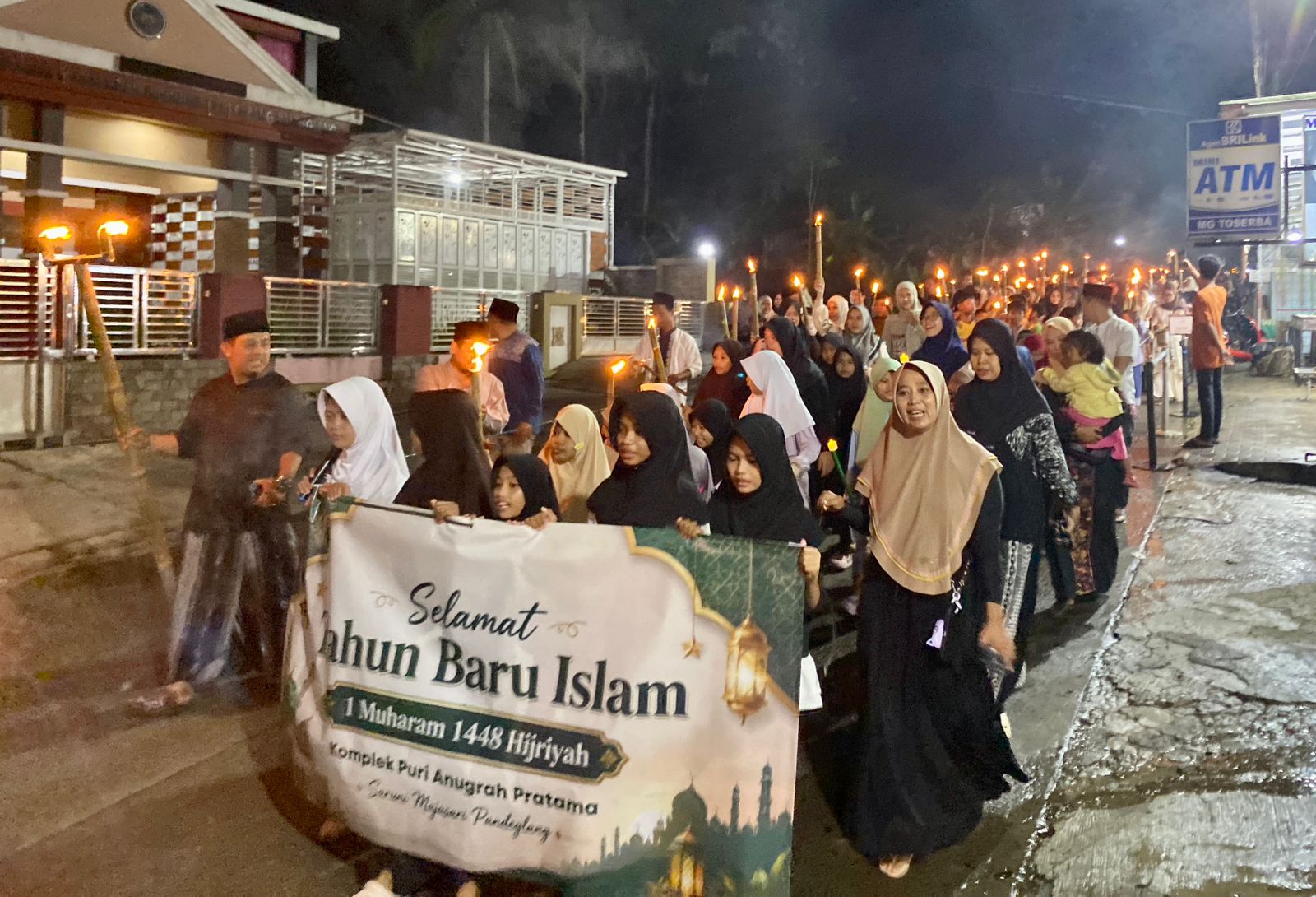 PAWAI OBOR. Menyambut Tahun Baru Islam 1 Muharram 1448 Hijriyah, ratusan warga Puri Anugrah Pratama (PAP) RT 08 dan 09, RW 09, Kelurahan Saruni, Kecamatan Majasari, Kabupaten Pandeglang, sedang pawai obor menyusuri jalan utama dan lingkungan di wilayah RT 09 Kelurahan Saruni, Senin (15/6) malam. (NIPAL SUTIANA/TANGSEL POS)