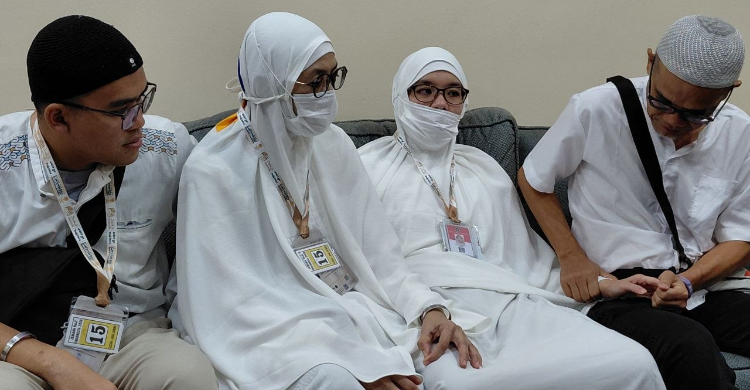 Sharfina (kedua kanan), jemaah haji penyandang disabilitas autis bersama kedua orang tuanya. Foto : Ist
