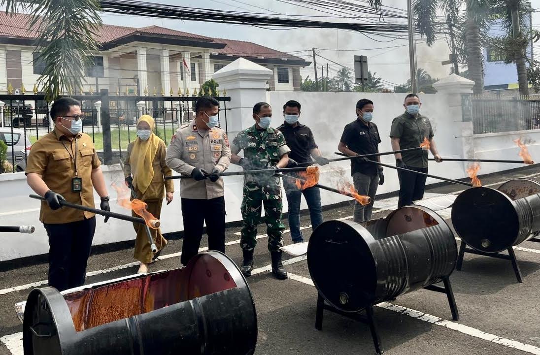 MUSNAHKAN BARBUK. Pihak Kejari Pandeglang bersama para pihak lainnya, sedang melakukan pemusnahan Barbuk dari 62 perkara, di Halaman Kantor Kejari Pandeglang, Selasa (9/6). (DOK. TANGSEL POS)