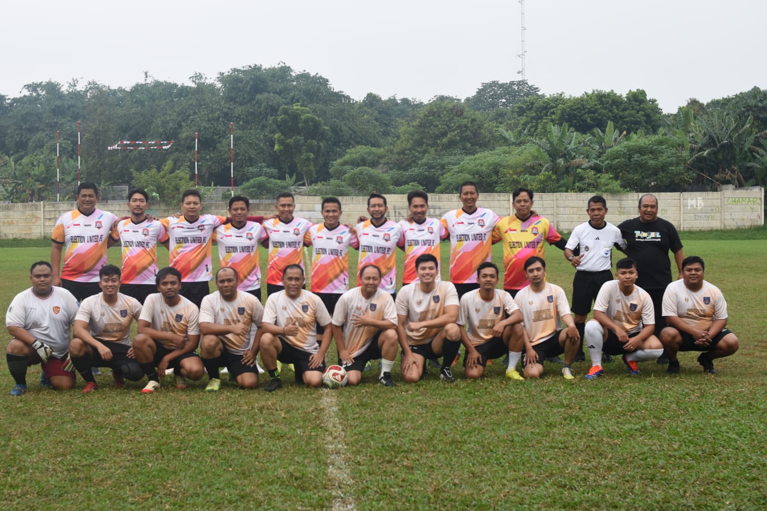 Pertandingan sepak bola persahabatan yang mempertemukan tim Election United dengan Ikatan Keluarga Alumni Pendidikan Tinggi Kepamongprajaan (IKAPTK) Kota Tangerang Selatan (Tangsel). (Ist)