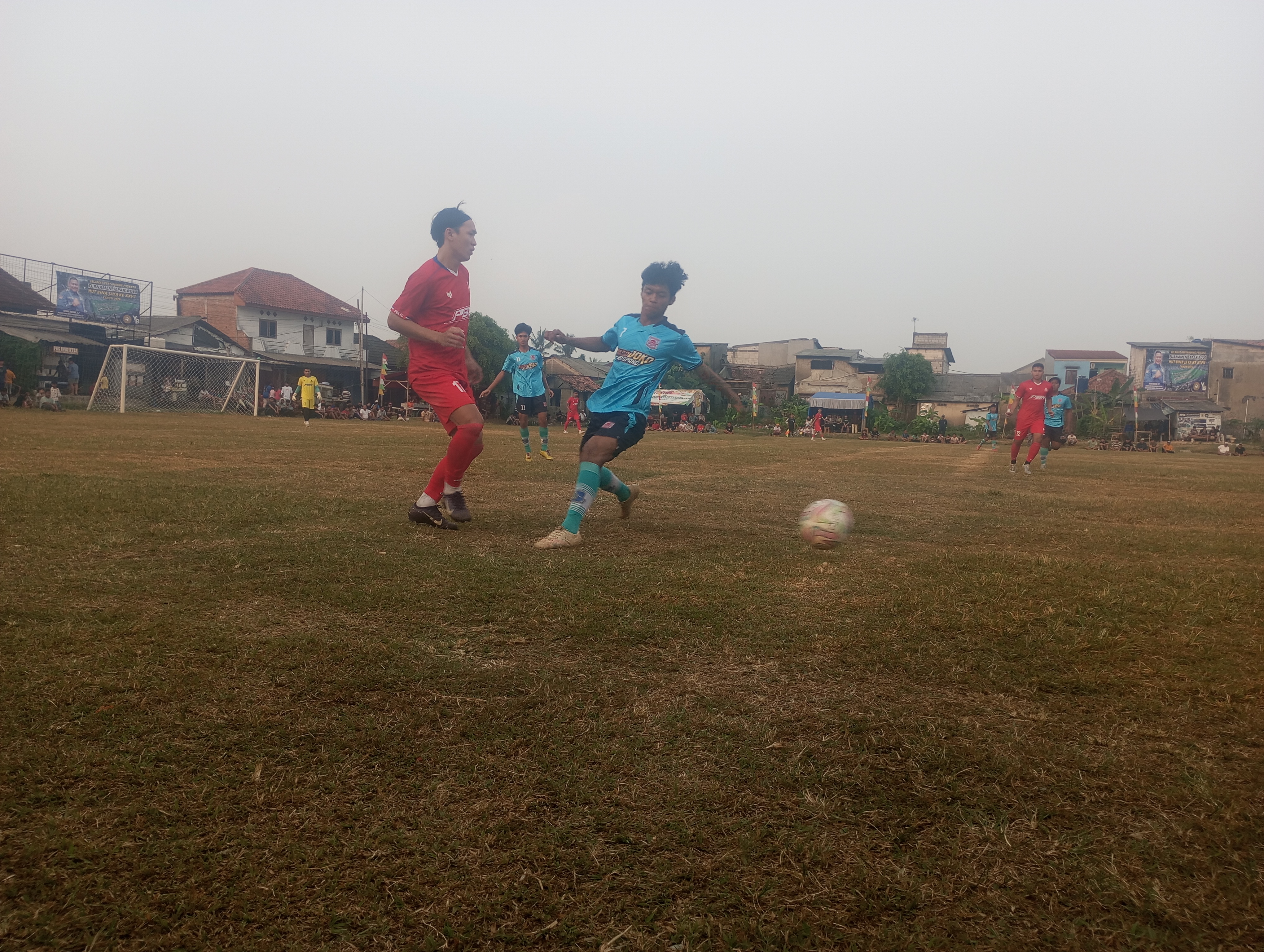 Bek PBN, Tomi (merah) ditutup pergerakannya oleh pemain Persitangsel pada pertandingan, Senin (15/06/2026).(tangselpos.id).