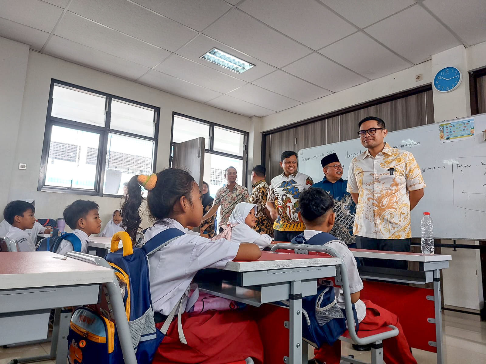 Wakil Wali Kota Tangerang Selatan, Pilar Saga Ichsan, meninjau bangunan baru SDN Babakan 1, Kecamatan Setu, Rabu (4/6). (tangselpos.id/rmn)