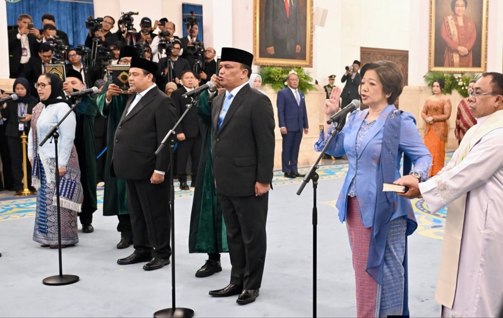 Pelantikan 3 pejabat baru BGN Nanik Sudaryati Deyang sebagai Kepala BGN (kiri), Agustina Arumsari (kanan) dan Trenggono sebagai Wakil Kepala BGN pada Senin (8/6/2026). Foto : Ist