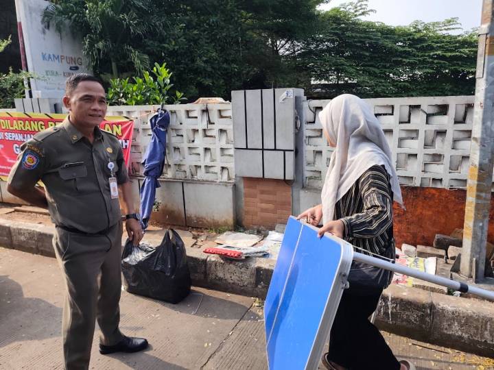 PKL. Petugas Trantib Kecamatan Cipondoh menertibkan PKL di GOR Gondrong, Kelurahan Gondrong, Kecamatan Cipondoh, Kota Tangerang, Selasa (9/6).