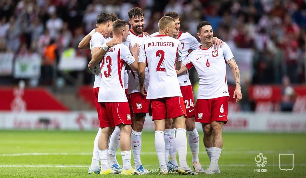 Selebrasi Skuad Polandia usai menahan imbang 2-2 Nigeria. Foto : Ist