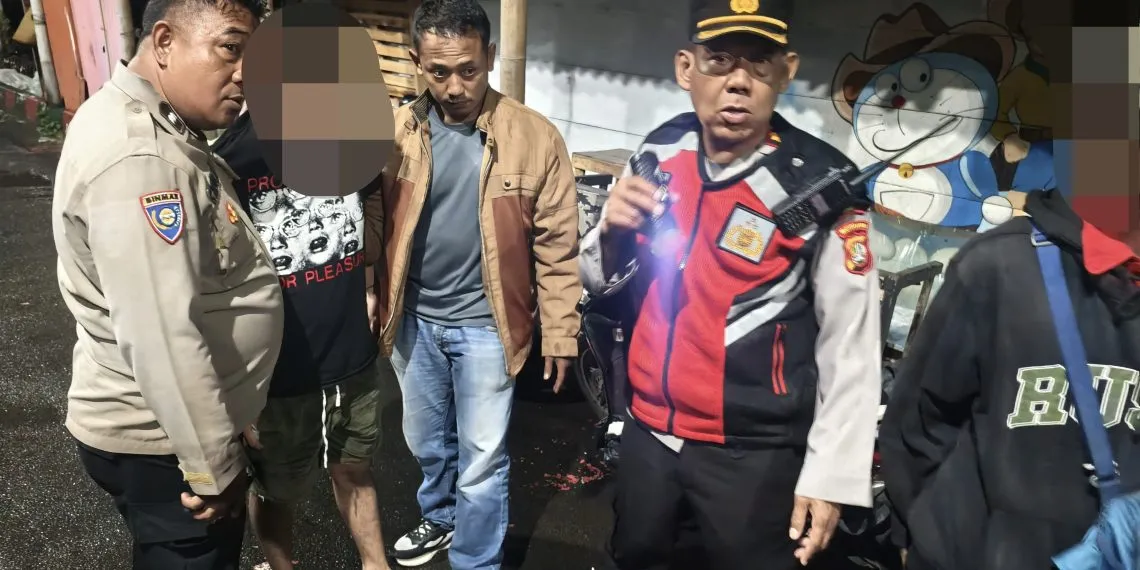 Polisi menggeledah seorang pemuda yang kedapatan membawa ganja. ISTIMEWA