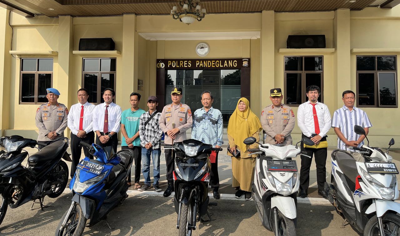 MENYERAHKAN. Kapolres Pandeglang didampingi jajarannya, foto bersama dengan para pemilik sepeda motor yang sempat hilang dimaling. Hal itu, usai menyerahkan secara langsung di Halaman Mapolres Pandeglang, Senin (22/6). (NIPAL SUTIANA/TANGSEL POS)