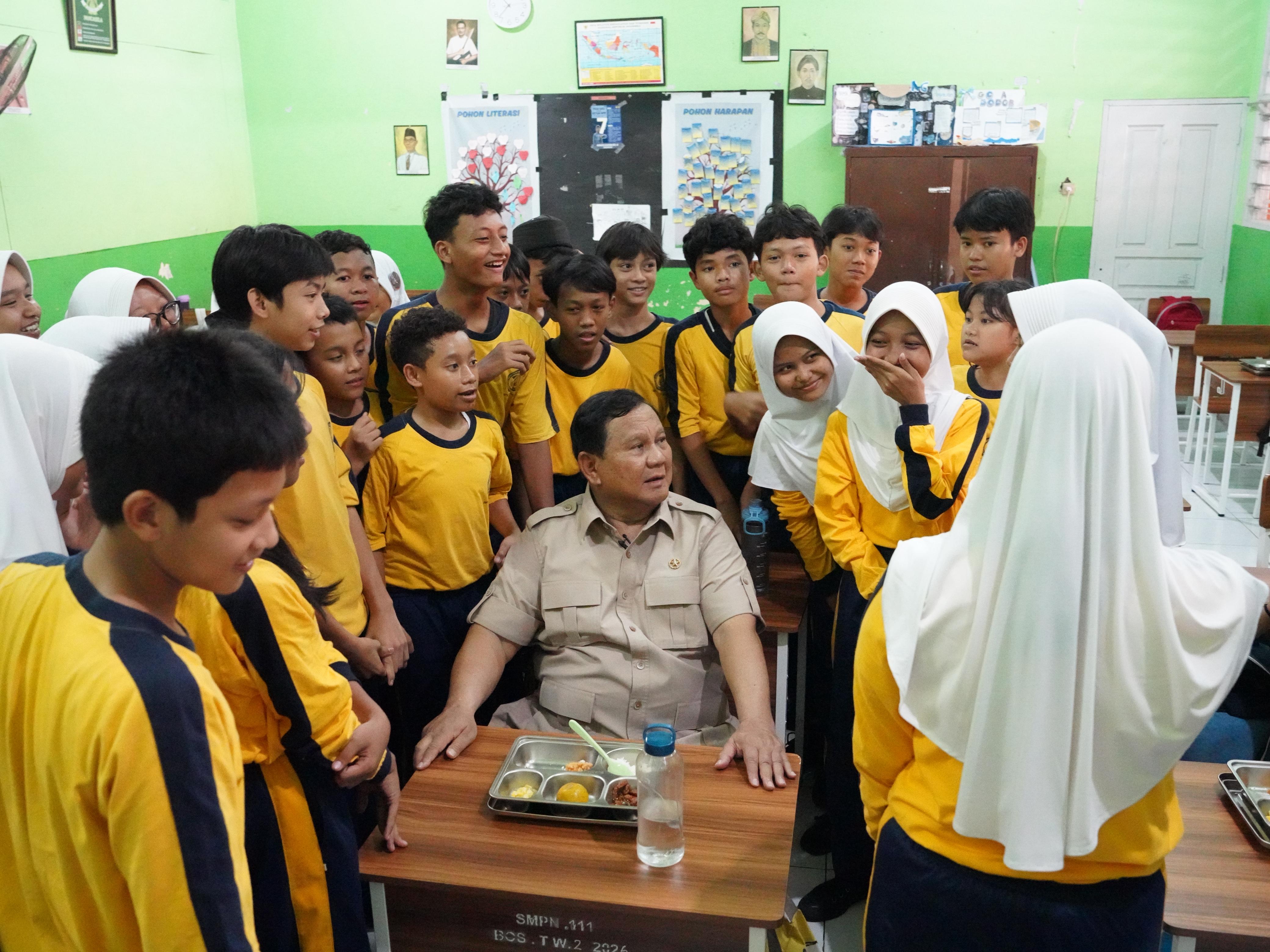 Presiden Prabowo saat meninjau program MBG di SMP 111 Pal Merah, Selasa (2/6/2026). Foto : Bakom RI