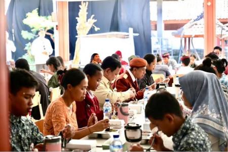 Presiden Prabowo saat menikmati makan siang bersama murid dan orang tua di SRMP 17 Tabanan, Bali, Minggu (7/6/2026). Foto : Ist