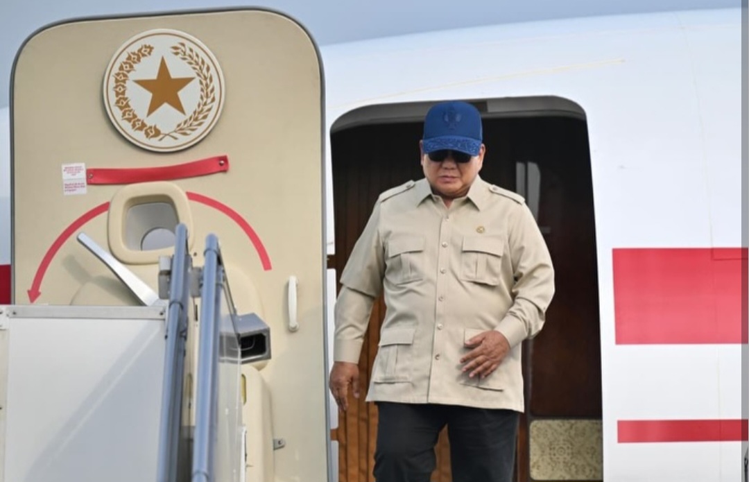Presiden Prabowo saat mendarat di Surabaya dalam rangka meresmikan proyek infrastruktur serta menghadiri kegiatan keagamaan tingkat nasional. Foto : Ist