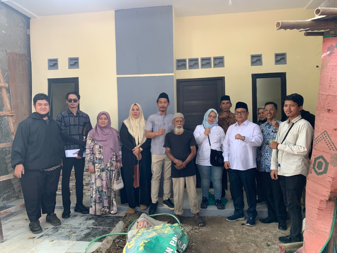 Foto bersama keluarga Bapak Adam bersama Tim PHO Kecamatan Setu. (tangselpos.id/rmn)