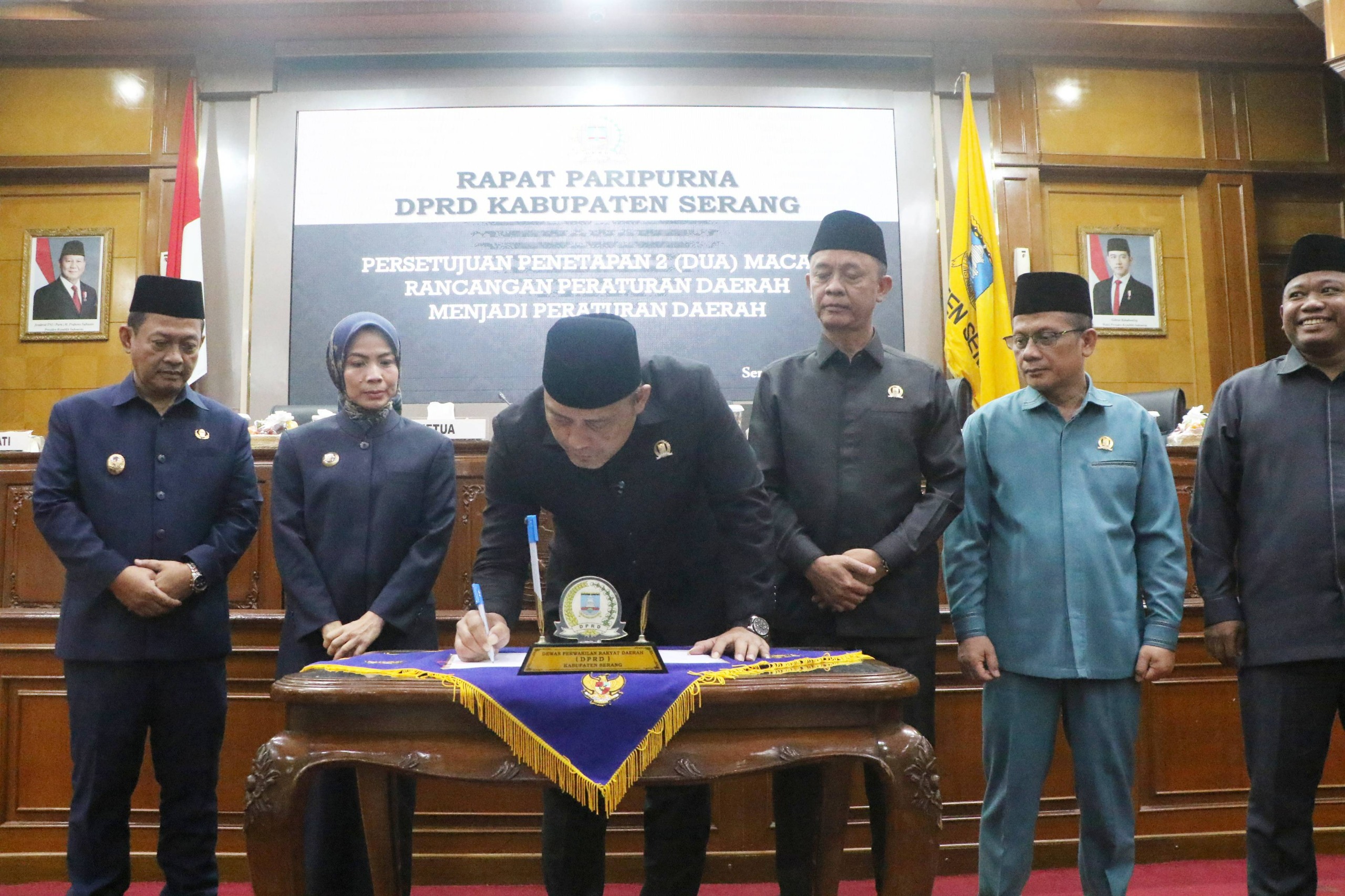 Ketua DPRD Kabupaten Serang Bahrul Ulum bersama jajarannya mengesahkan Raperda Rencana Pembangunan dan Pengembangan Perumahan dan Kawasan Permukiman, dan Raperda tentang Pengembangan Ekonomi Kreatif, dalam rapat paripurna yang digelar Rabu (24/6). HUMAS PEMKAB SERANG