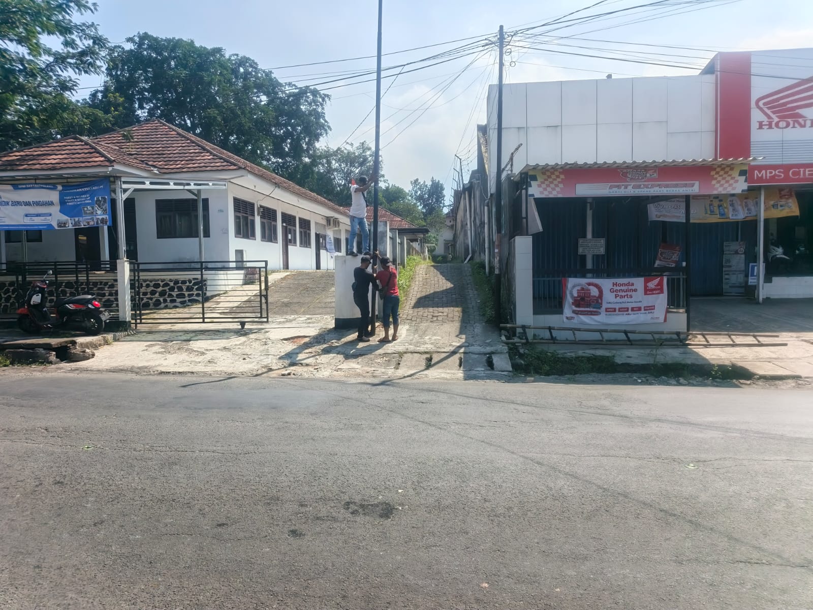 Petugas dari provider MyRepublic tengah membongkar Wifi yang berada di Kampung Ciekek Babakan Karaton RW 06, Kelurahan Karaton, Kecamatan Majasari, Kabupaten Pandeglang, Kamis (11/6/2026).(Istimewa)