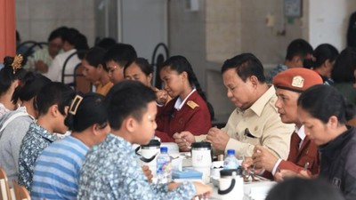 Presiden Prabowo saat makan siang bersama murid dan orang tua murid di Sekolah Rakyat. Foto : Ist
