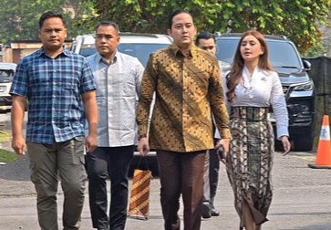 Sekretaris Pribadi Presiden Prabowo Subianto, Rizky Irmansyah (batik coklat) berkunjung ke kediaman Mantan Presiden ke 7 Jokowi untuk menyampaikan undangan perkawinan. Foto : Ist