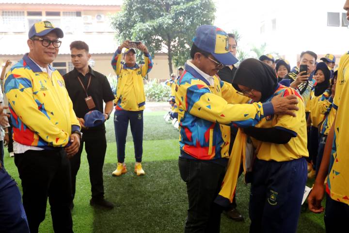 Wali Kota Tangerang, Sachrudin, menyematkan jaket kepada perwakilan atlet sebagai simbol pelepasan resmi Kontingen Kota Tangerang yang akan berlaga pada Popda XII Provinsi Banten Tahun 2026, Sabtu (6/6).