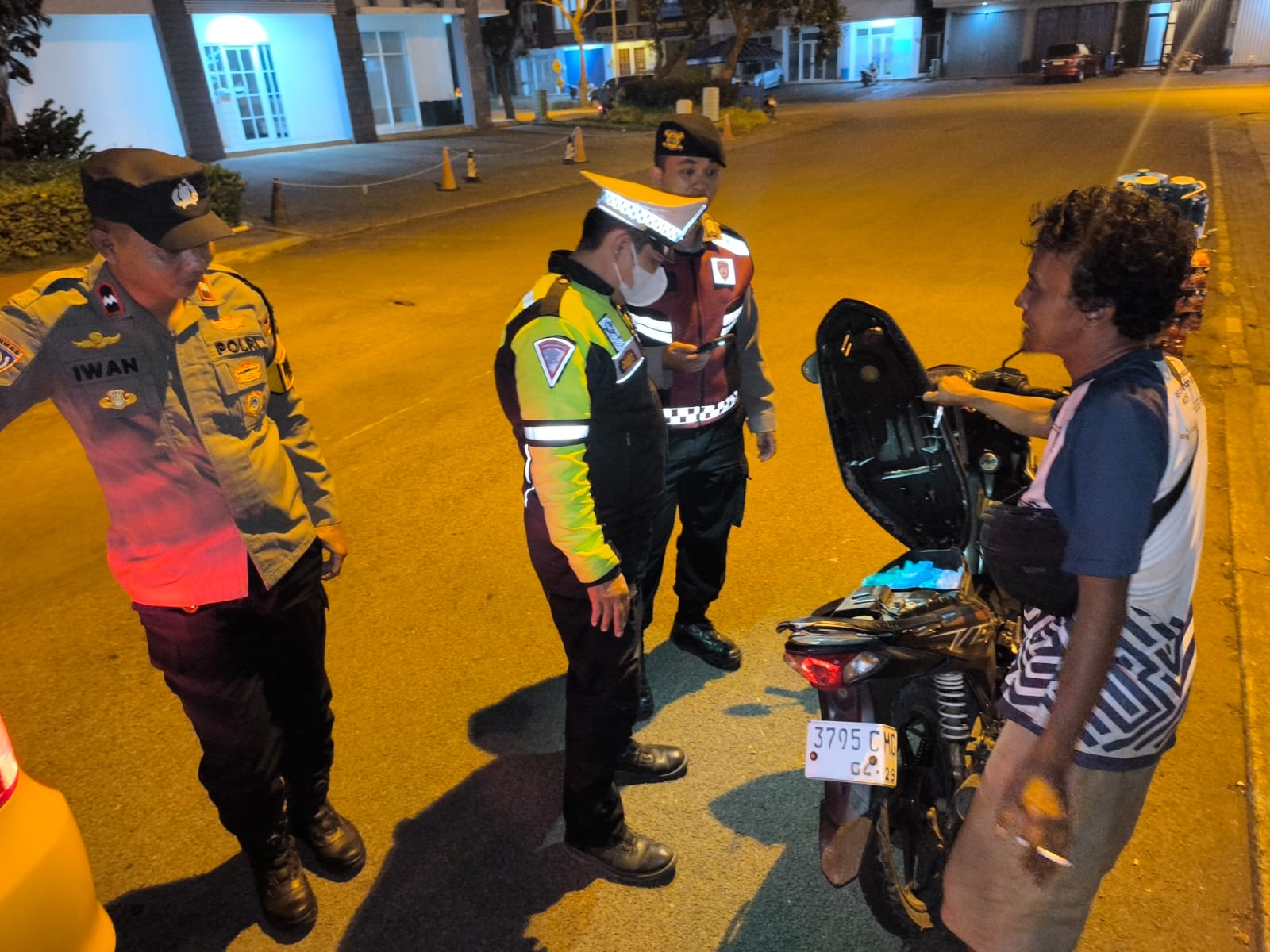 JAGA WILAYAH - Polsek Ciputat Timur kembali mengintensifkan upaya menjaga keamanan dan ketertiban masyarakat (kamtibmas) melalui kegiatan Jaga Jakarta+ On The Spot.