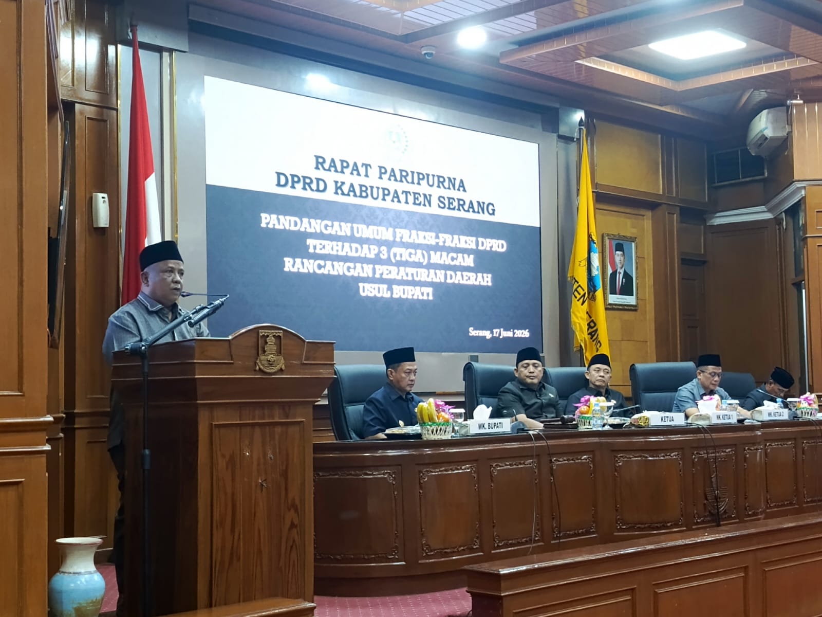 Juru Bicara Fraksi DPRD Kabupaten Serang, Afrizal dari Fraksi Partai Golkar, membacakan persetujuan fraksi terhadap tiga raperda usul bupati dalam rapat paripurna di gedung dewan setempat pada Rabu (17/6). HUMAS PEMKAB SERANG
