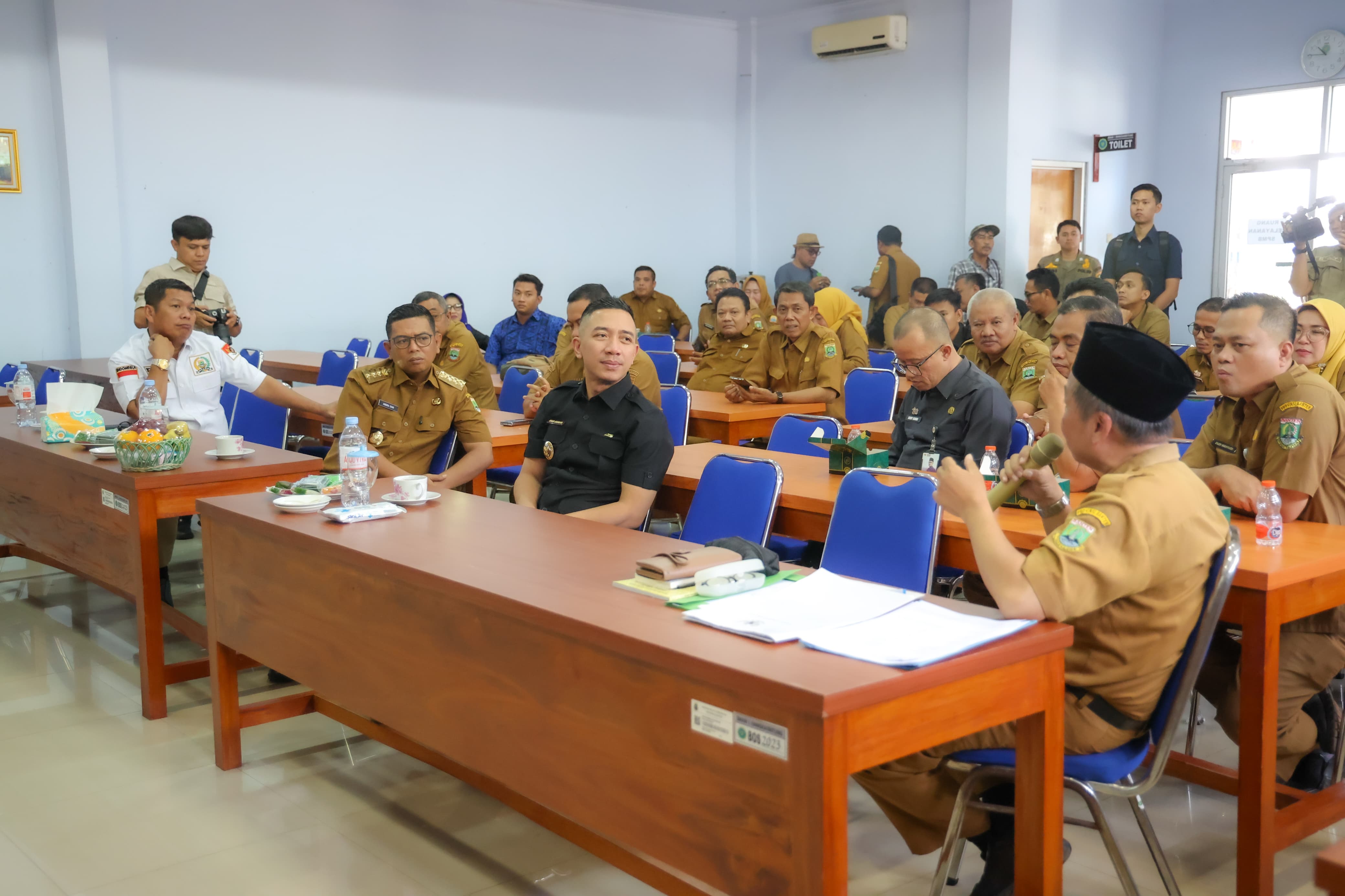 Gubernur Banten Andra Soni saat berdialog di SMAN 1 Rangkasbitung, Senin (22/6). Foto : Humas Pemprov1