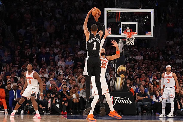 Victor Wembanyama tampil gemilang dengan mencetak 32 poin saat San Antonio Spurs mengalahkan New York Knicks 115-111 pada Game 3 NBA Finals 2026 di Madison Square Garden, Selasa (9/6/2026). Kemenangan tersebut memperkecil ketertinggalan Spurs menjadi 1-2 dalam seri final. Foto : Ist